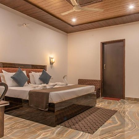 Panormic View By The North Edge Apartment Kasauli Exterior photo