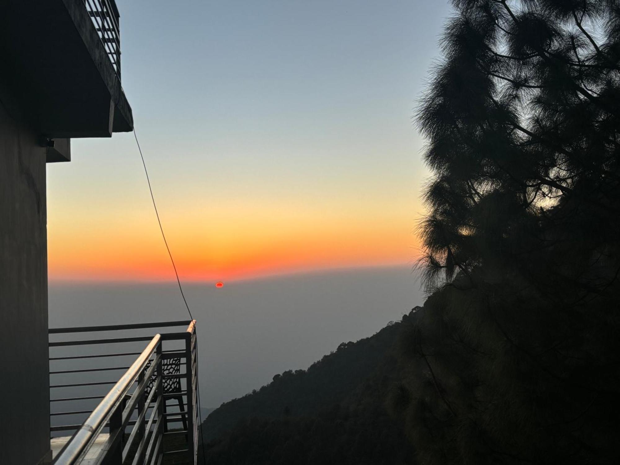 Panormic View By The North Edge Apartment Kasauli Exterior photo
