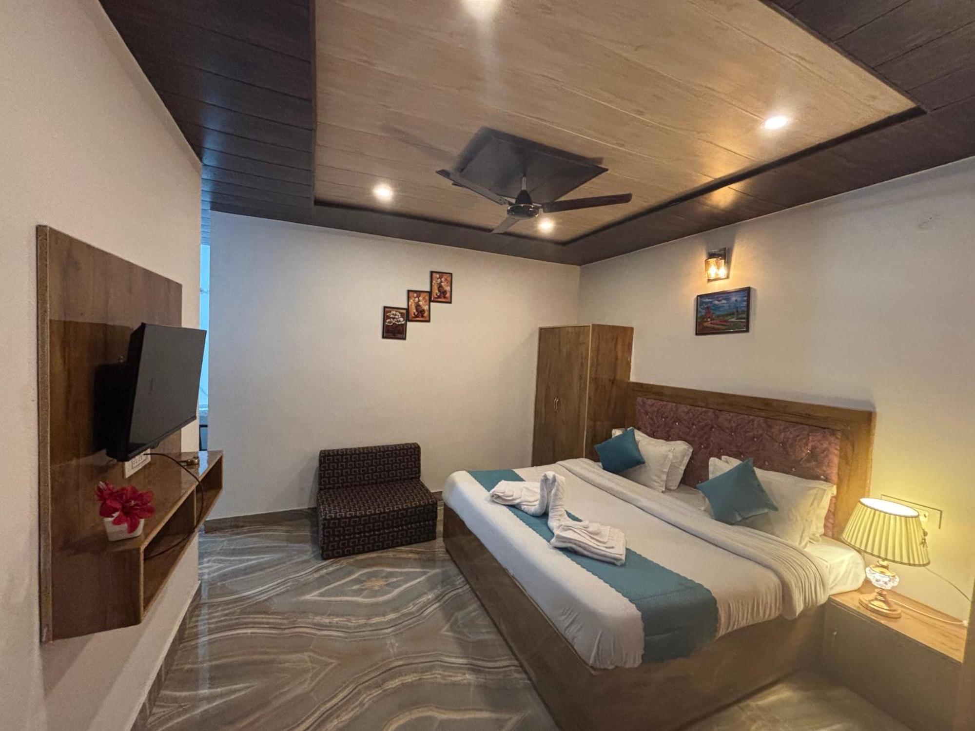 Panormic View By The North Edge Apartment Kasauli Exterior photo