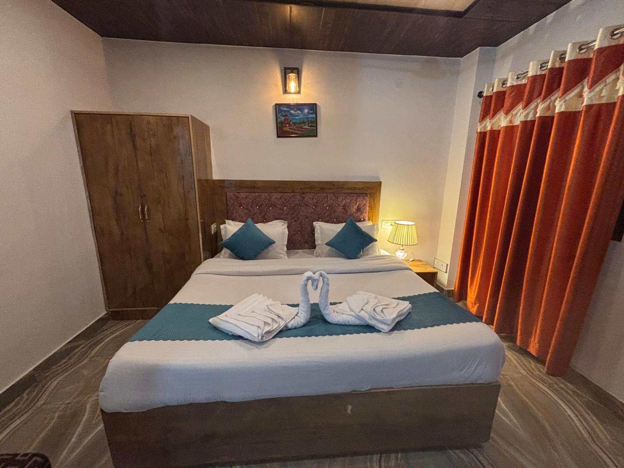 Panormic View By The North Edge Apartment Kasauli Exterior photo